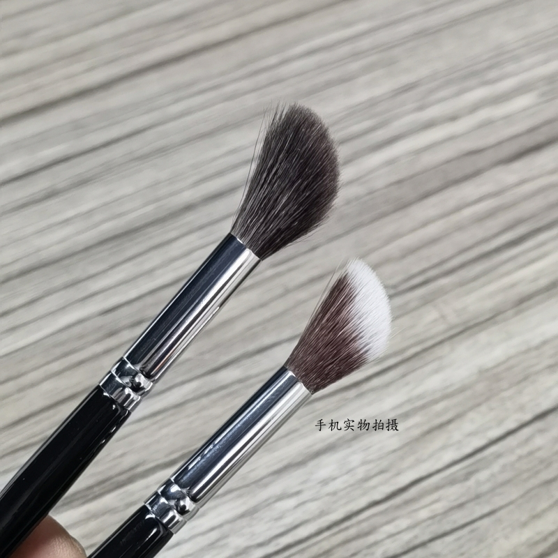 ハイライターメイクブラシ赤面角度付き顔天然ヤギ毛高品質ブレン - Beauty Queen Makeup のレビューと価格