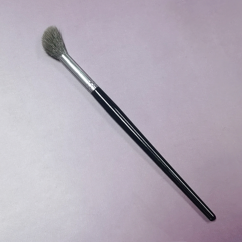 ハイライターメイクブラシ赤面角度付き顔天然ヤギ毛高品質ブレン - Beauty Queen Makeup のレビューと価格